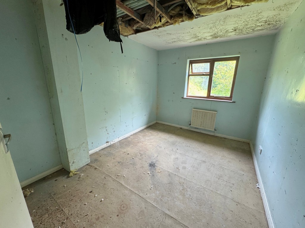Lot: 147 - DETACHED TWO STOREY DWELLING IN ALMOST ONE ACRE WITH POTENTIAL - Bedroom 3